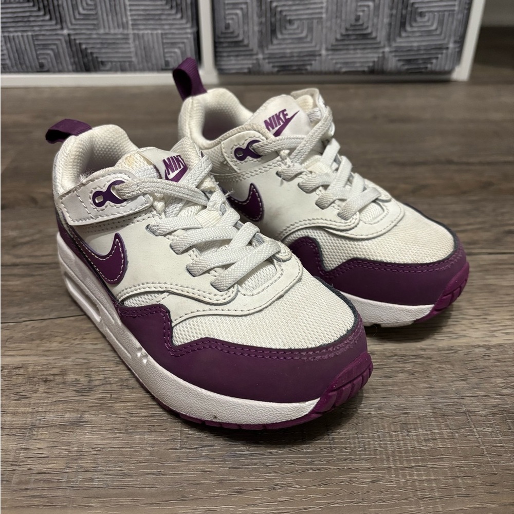 Nike Kids Sneakers in White and Purple
